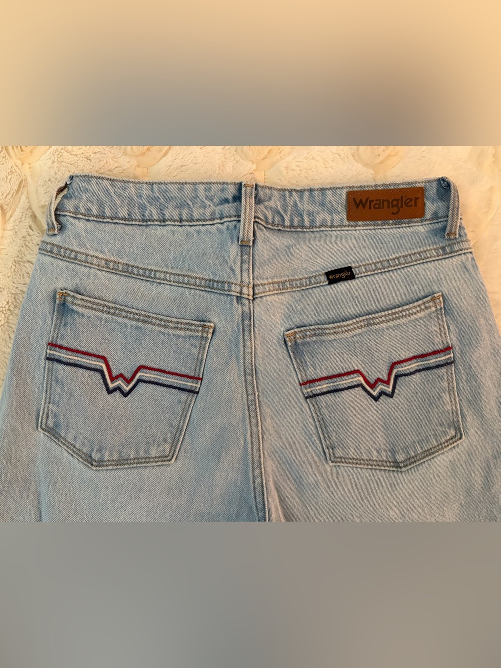 WRANGLER WOMEN'S FIERCE FLARE EMBROIDERED JEAN ❤️🤍💙 Light Wash High-Rise - Picture 2 of 7